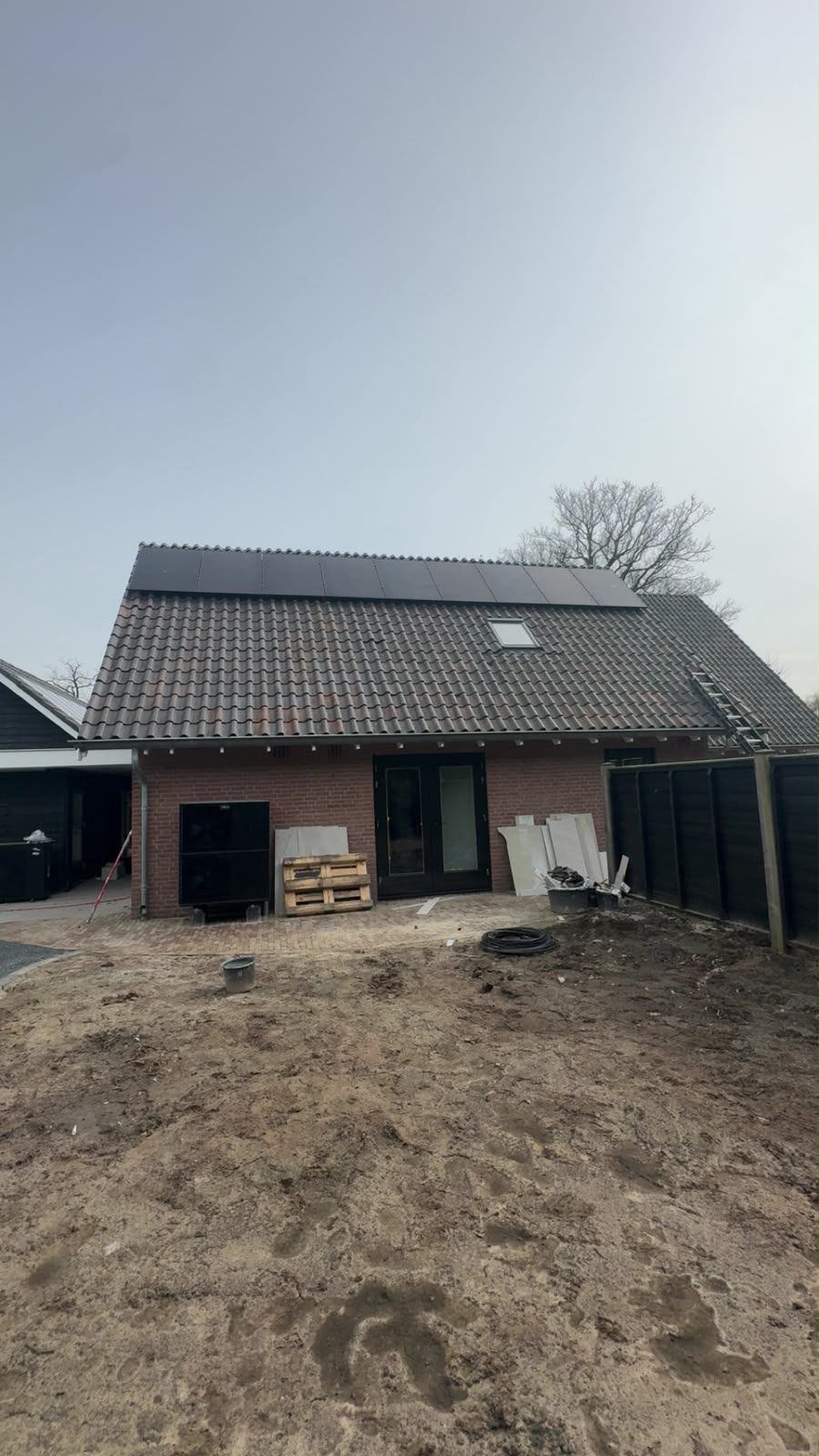 Zonnepanelen geïnstalleerd door Dino Techniek op een woning in Nederland