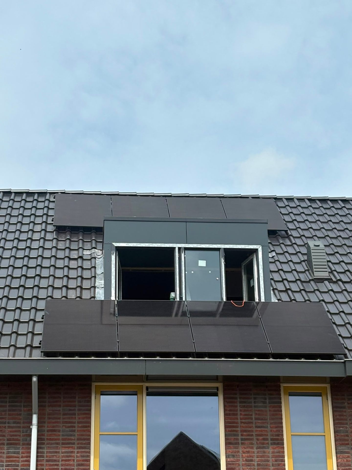 Zonnepanelen rondom een dakkapel