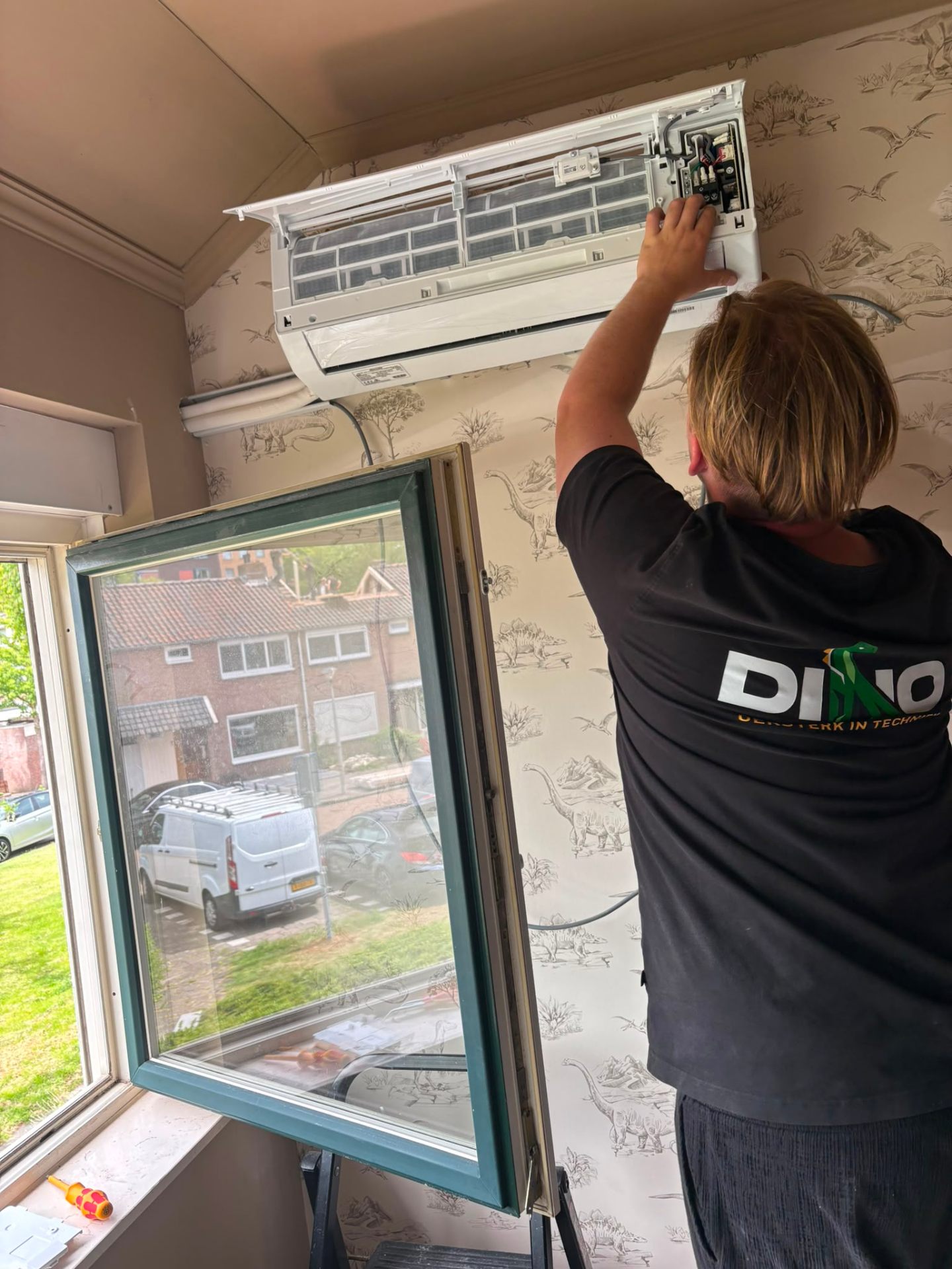 Dino Techniek monteur installeert een split-airco